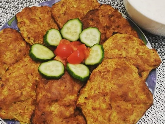 Low carb keto zeleninové placky s česnekovým dipem
