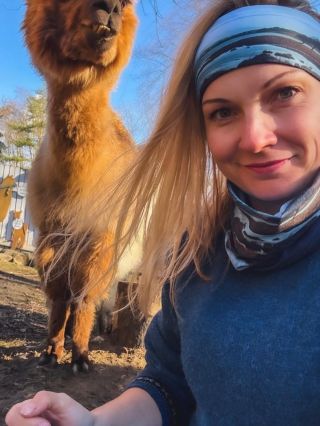 Slunce klame. Ráno venku je pořád chladné. A přesně tam poznáš, jestli oblečení funguje. Set MYKU: čepice nákrčník legíny...