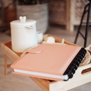 Této barvičce říkáme pudrově růžová. A na skladě nám bohužel nějakou dobu chyběla. Ale ... hura hura hurara 💃 ......