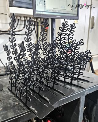 Pracujeme na doplnění zásob našich stojanů na náušnice 🌿 Tohle je motiv s voděnkou, jeden z vašich oblíbenců! Na e-shopu...