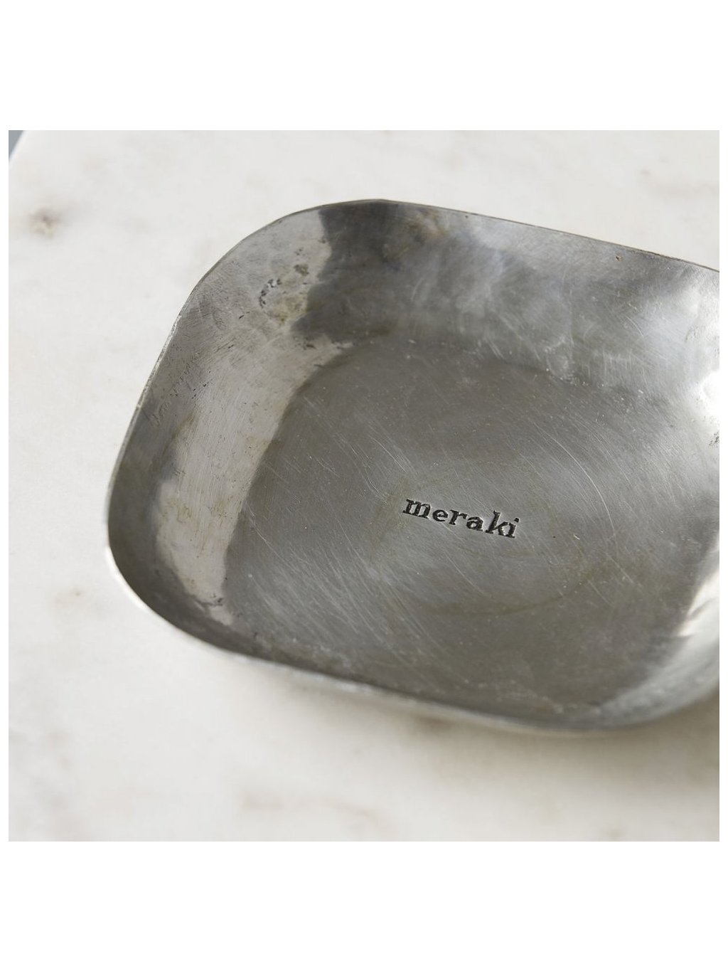 Hliníkový tácek se stříbrnou povrchovou úpravou od Meraki