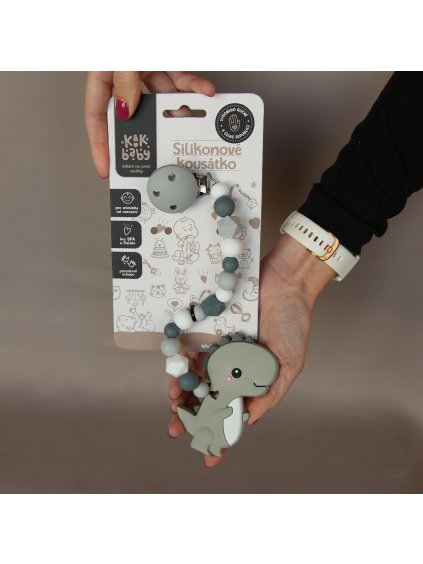 dino šedý klip v ruce