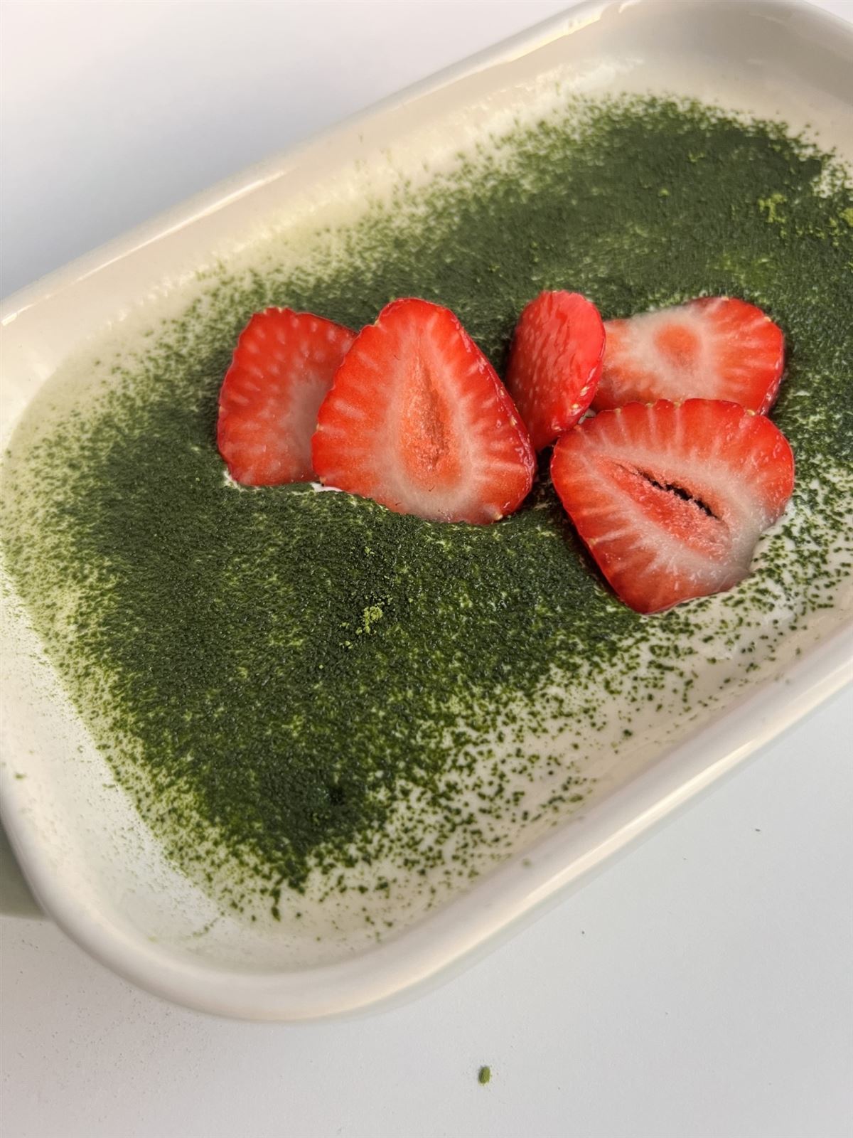 Matcha tiramisu s jahodami