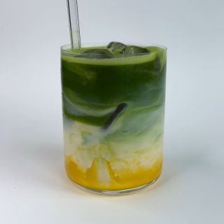 🥭🍵 Mango Iced Matcha Latte Ingrediencie: • 100 g mangového pyré • ľad • 180 ml mlieka podľa výberu, ideálne Oatly barista...