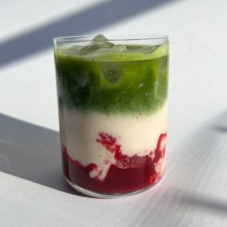 🍵 Raspberry Iced matcha latte 💚 🍓 Malinové pyré Ak máte pár minút navyše, skúste si ho pripraviť doma. Chuť je...