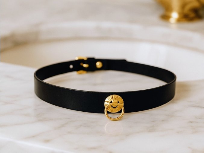 Kožený Choker s ozdobným kroužkem  Elegantní Choker se zlatou aplikací