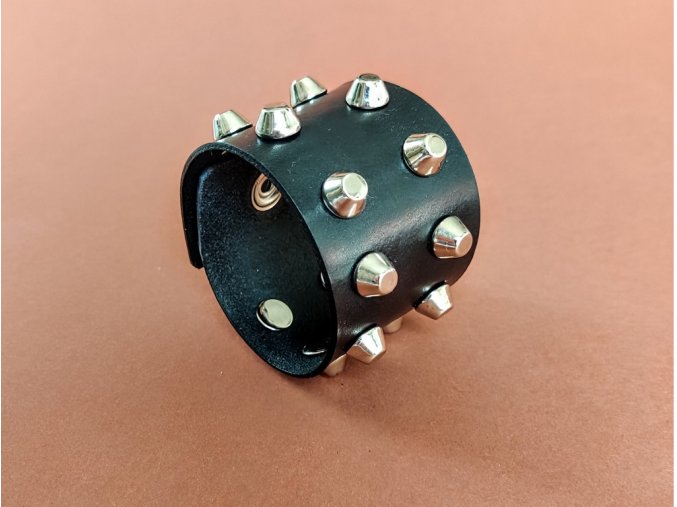 Kožený náramek „Spikes“ – pravá kůže, 5 cm, kužely