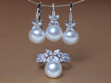 Ezüst ékszerszett édesvízi gyöngyökkel és cirkóniákkal