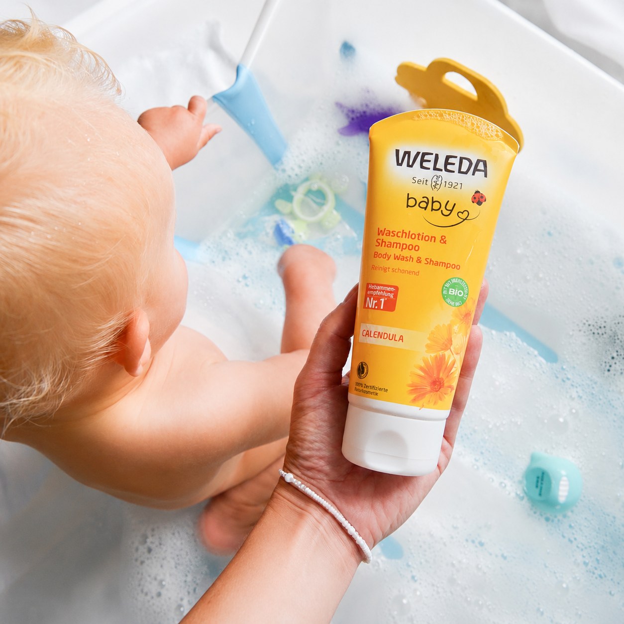 Měsíčkový dětský šampon Weleda při koupání miminka