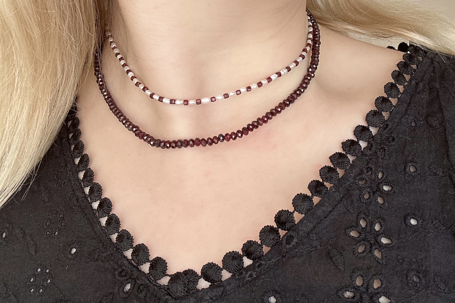 Choker náhrdelníky: Stylový doplněk, který znovu dobývá módní svět