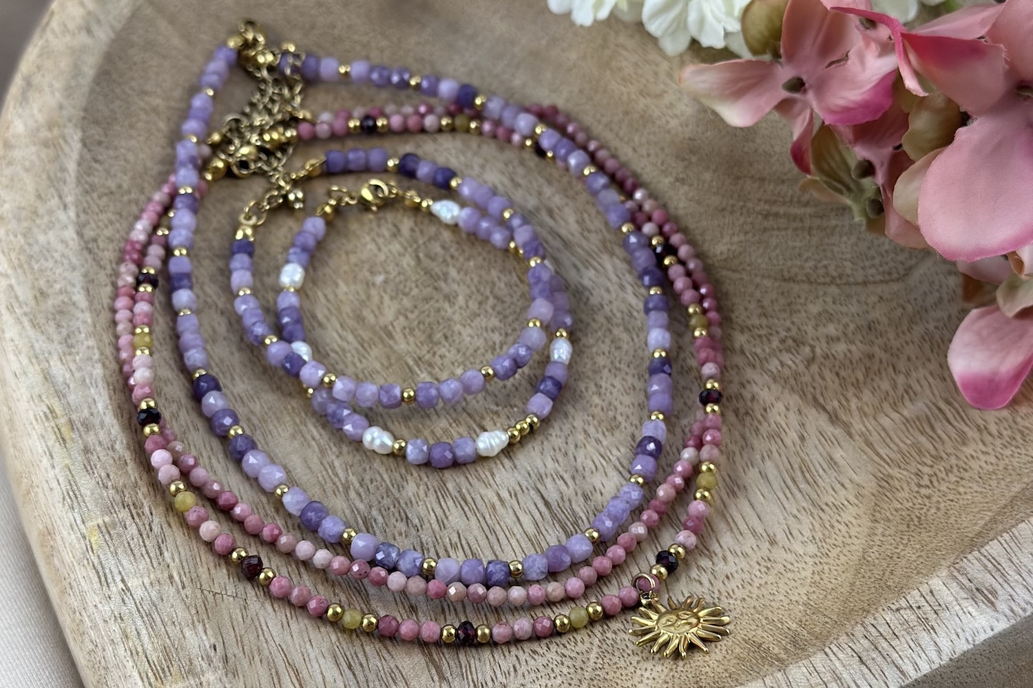 Objevte krásu barevných šperků: Modré náušnice, zelené náhrdelníky a další ručně vyráběné poklady