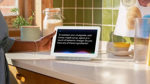 Chytrý displej Google Nest s asistentem Gemini v kuchyni