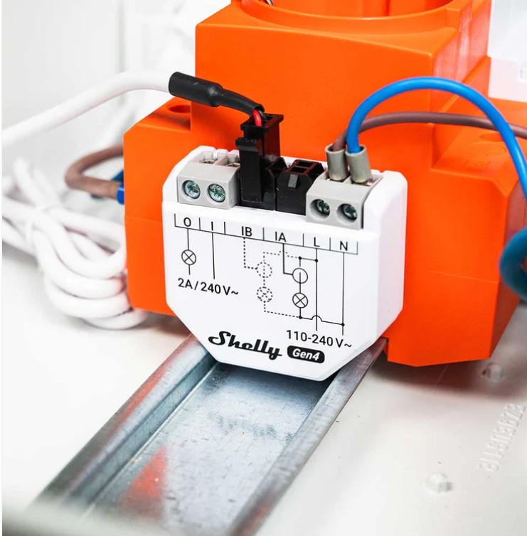 Shelly EM Gen4 připojený v elektrickém rozvaděči s proudovým transformátorem pro monitoring spotřeby energie.
