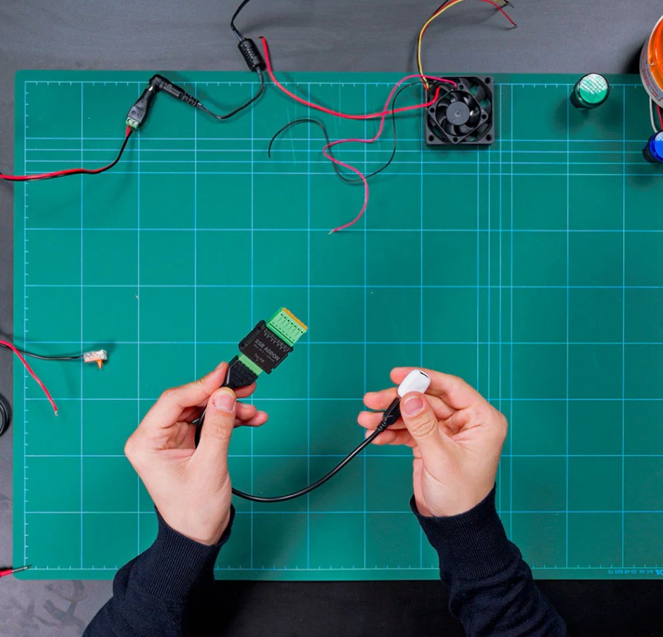Ukázka připojení Shelly SSR Add-on s kabelem a příslušenstvím při přípravě elektronického zapojení