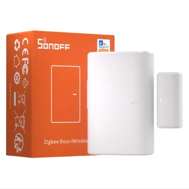 SONOFF SNZB-04PR1 Zigbee senzor otevření dveří a oken vedle oranžového prodejního balení. Součástí je hlavní senzor i samostatný magnet pro detekci otevření.