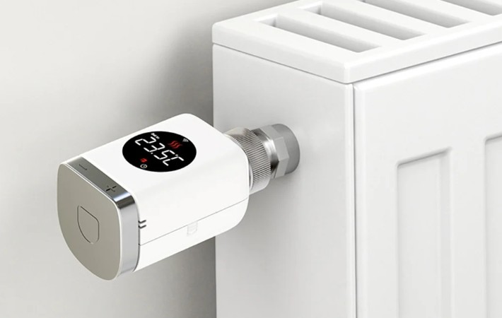 Termostatická hlavice MOES TRV 801 ZigBee namontovaná na radiátoru