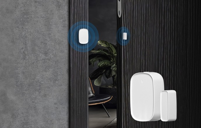 Senzor otevření dveří MOES ZSS-S01-GWM-C ZigBee namontovaný na dveřích; hlavní jednotka a magnetický kontakt jsou umístěny na protilehlých částech dveří a při jejich oddálení je detekováno otevření
