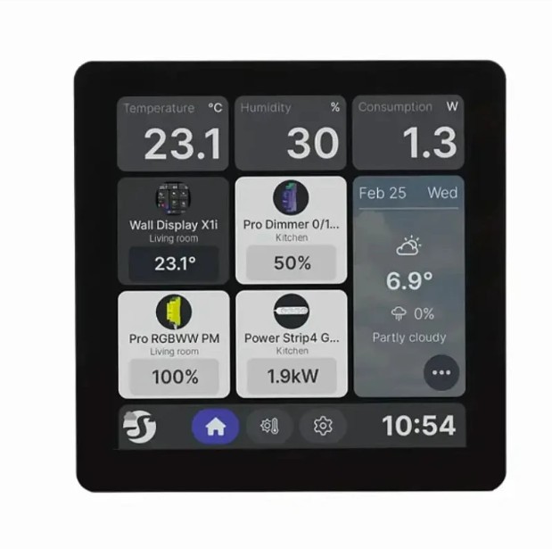Shelly Wall Display X1i černý zobrazený zepředu s aktivní domovskou obrazovkou. Displej zobrazuje aktuální teplotu 23,1 °C, vlhkost 30 %, spotřebu 1,3 W, počasí a ovládací dlaždice pro připojená zařízení Shelly. Ve spodní části jsou ikony pro domovskou obrazovku, ovládání a nastavení a aktuální čas 10:54.