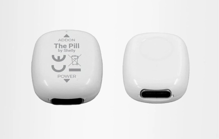 Shelly The Pill zobrazený z přední a zadní strany, včetně černého konektoru a označení ADDON a POWER