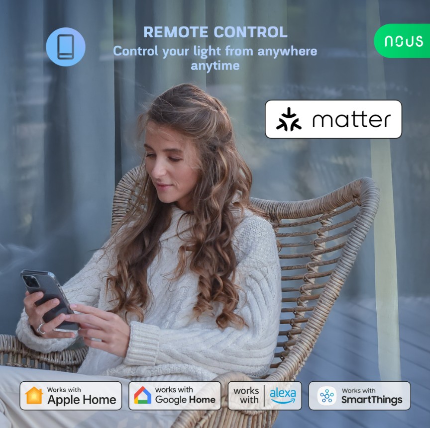Žena ovládá osvětlení na dálku pomocí mobilního telefonu, chytrá žárovka NOUS P8 Matter podporuje vzdálené ovládání a integraci do chytré domácnosti.