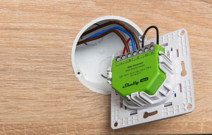 Instalace modulu Shelly Dimmer Gen4 v elektroinstalační krabici za nástěnným vypínačem.