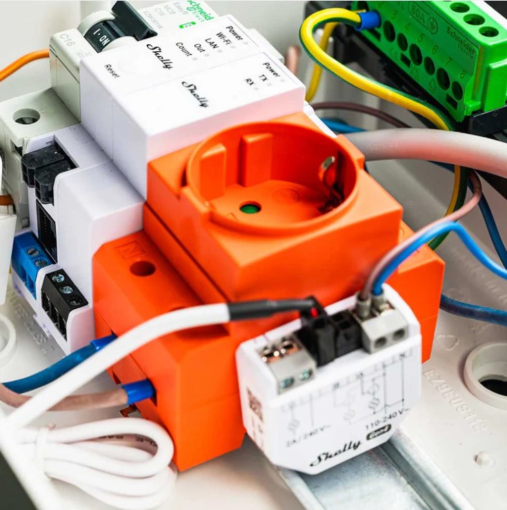 Shelly EM Gen4 zapojený v elektrickém rozvaděči pro měření spotřeby elektrické energie.