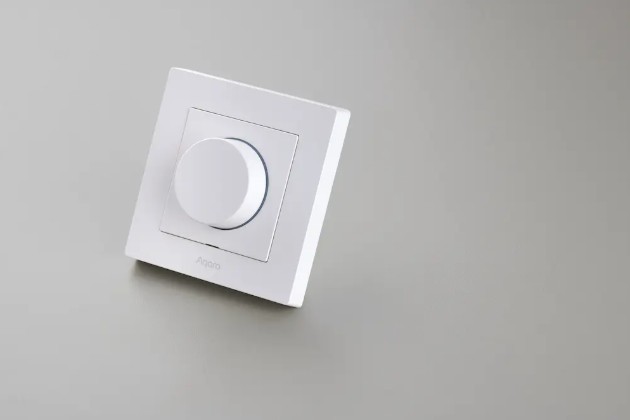 Bílý AQARA Dimmer Switch H2 EU instalovaný na stěně.