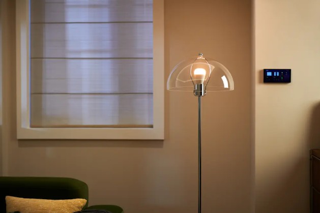 AQARA LED Bulb T2 (E27, CCT) (LB-L02E) svítící v lampě.