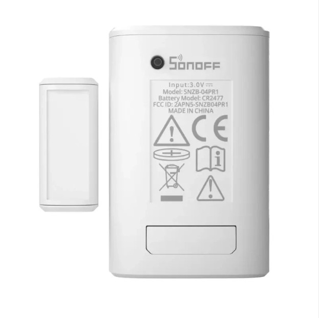 Zadní strana senzoru SONOFF SNZB-04PR1 a magnetu s označením modelu, prostorem pro baterii, párovacím tlačítkem a certifikačními symboly.