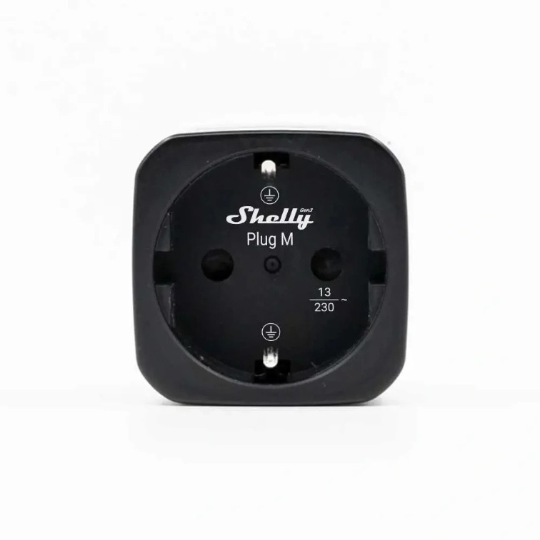 Čelní pohled na chytrou zásuvku Shelly Plug M Gen3 s evropskou zásuvkou typu Schuko.
