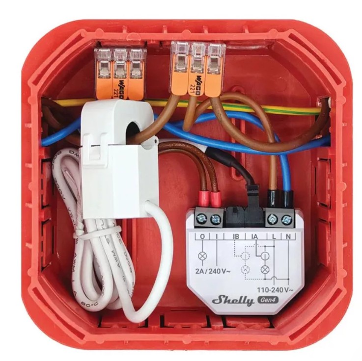 Shelly EM Gen4 s proudovým transformátorem nainstalovaný v elektroinstalační krabici.