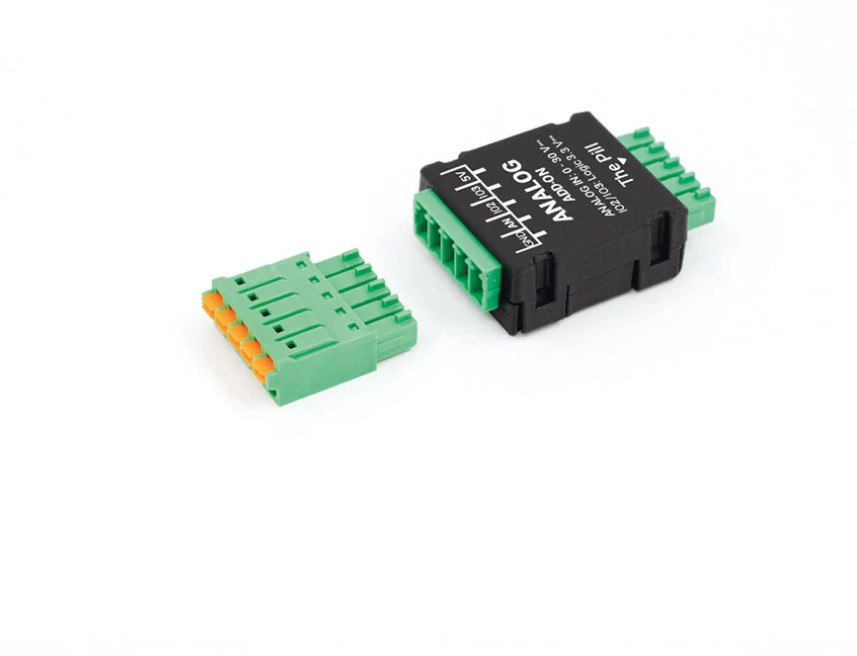 Shelly Analog 0–30 V Add-on s odpojitelnou zelenou svorkovnicí pro snadné zapojení vodičů