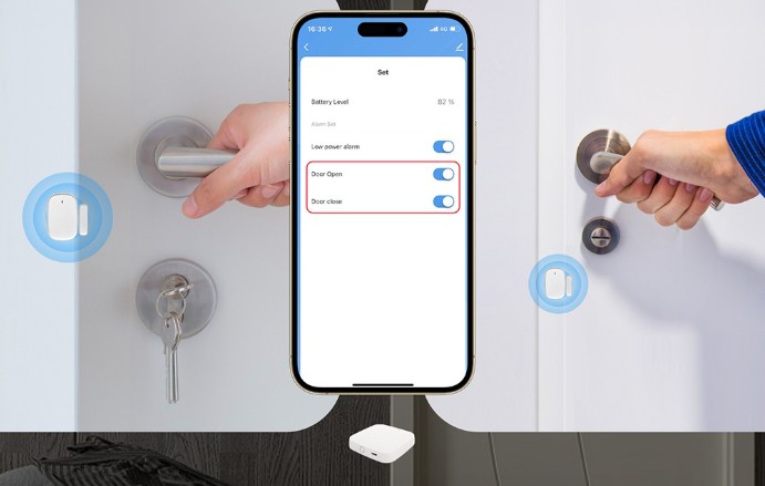 Senzor otevření dveří MOES ZSS-S01-GWM-C ZigBee s ukázkou nastavení upozornění v mobilní aplikaci; na telefonu jsou zobrazeny volby pro upozornění při otevření a zavření dveří