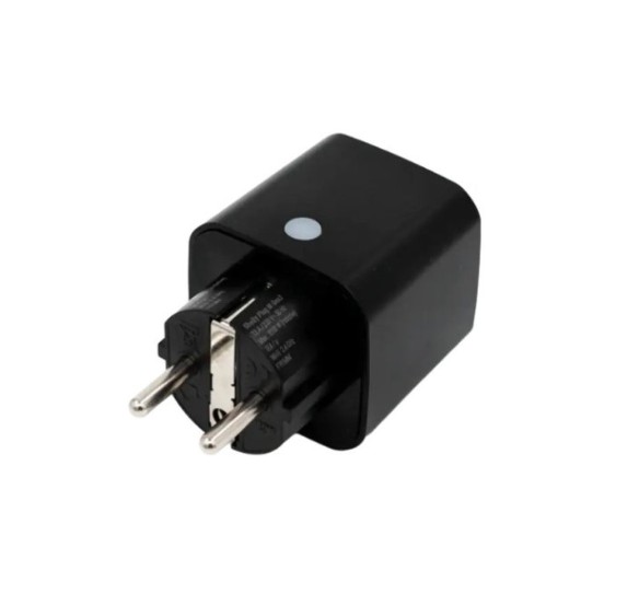 Shelly Plug M Gen3 chytrá zásuvka s měřením spotřeby v šikmém pohledu na bílém pozadí.