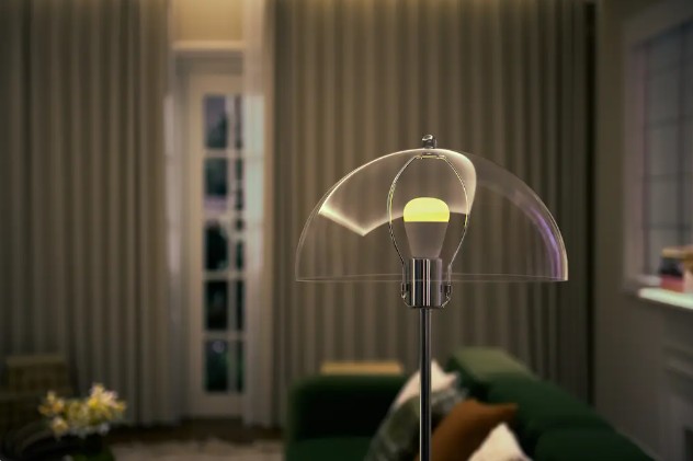 AQARA LED Bulb T2 (E27, CCT) svítící teplým bílým světlem v interiéru.