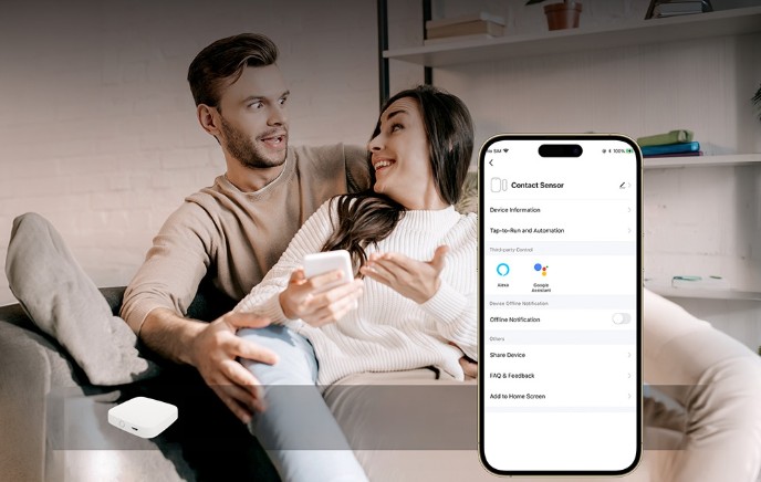 Senzor otevření dveří MOES ZSS-S01-GWM-C ZigBee v domácnosti s mobilní aplikací MOES; telefon zobrazuje nastavení senzoru a možnosti hlasového ovládání pomocí Alexa a Google Assistant