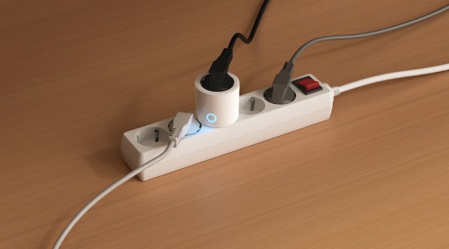 AQARA Power Plug H2 EU (RGB) zapojená v prodlužovacím přívodu s aktivním RGB stavovým podsvícením.