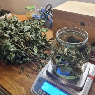 🌿 Co se děje s bylinkami po usušení? V minulém příspěvku jsem vám ukázala, jak bylinky ze své zahrady sklízím a suším. A...