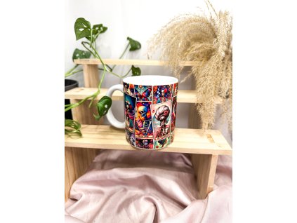 hrnek s tarotovými kartami