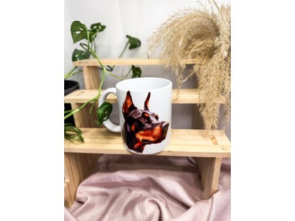 keramický hrnek s motivem dobrmana