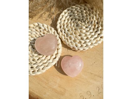 hmatka srdce z růženínu – přírodní růžový minerál