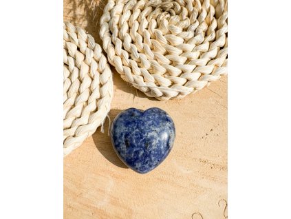 Hmatka srdce ze sodalitu – modrý minerál s bílými žilkami