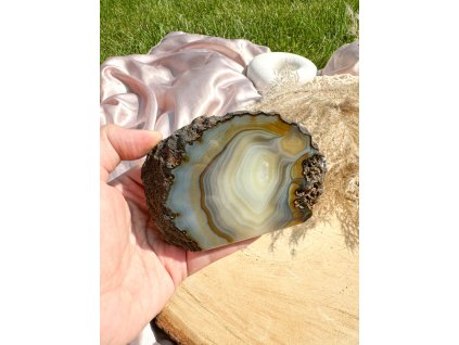 Přírodní půlka achátu s leštěnou přední stranou