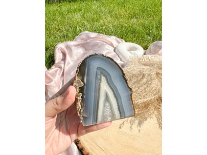 Modrošedá půlka achátu s leštěnou kresbou