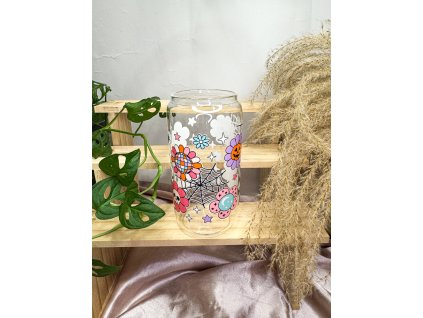 čirá sklenička s motivem barevných květin a pavučin