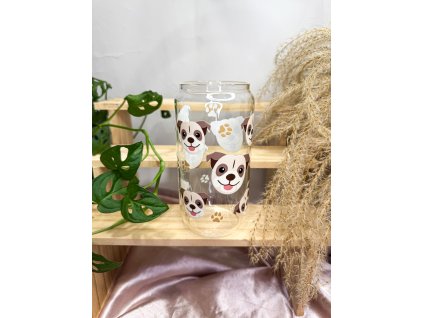 čirá sklenička s motivem psa mopse