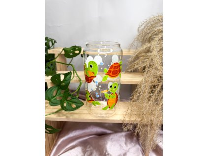 čirá sklenička s motivem roztomilých želviček