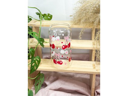 čirá sklenička s motivem třešní