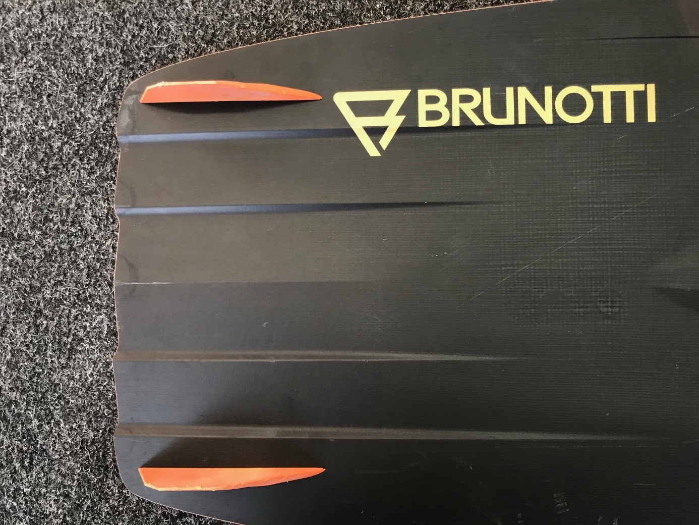 Jak správně namontovat nesouměrné finky na twintip kiteboard