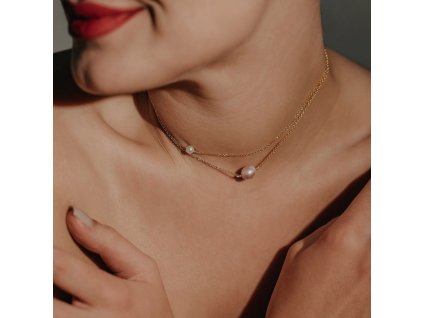 Stříbrný řetízek Souznění s pravými perlami na modelce